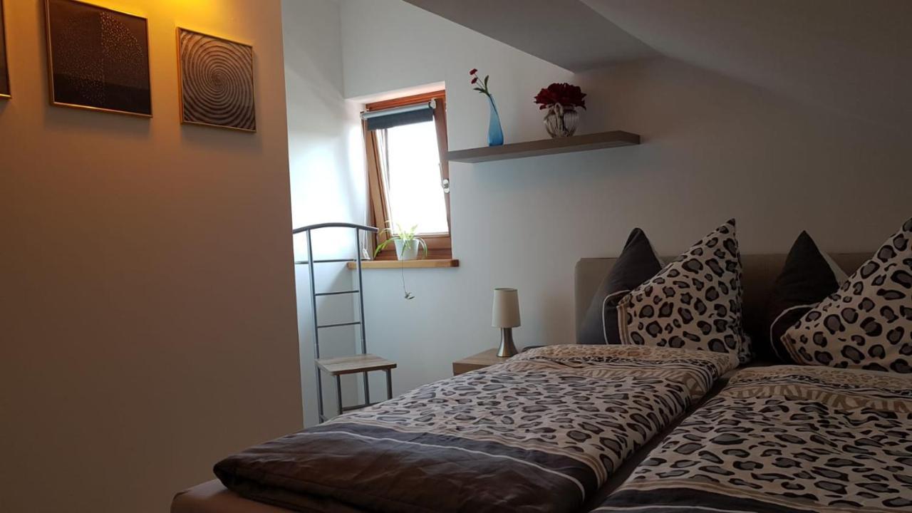 Kleine Gemuetliche Mansardenwohnung Im Suedosten Muenchens Assling Buitenkant foto