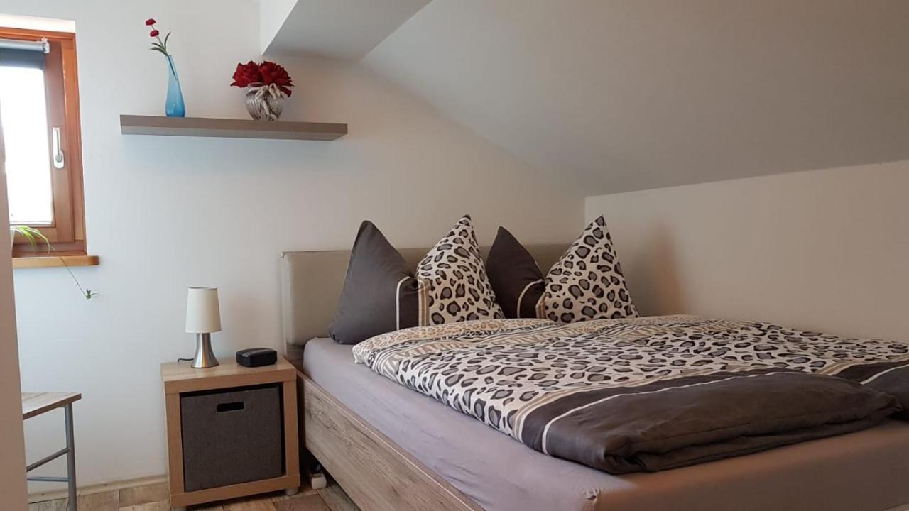 Kleine Gemuetliche Mansardenwohnung Im Suedosten Muenchens Assling Buitenkant foto