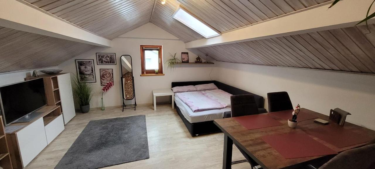 Kleine Gemuetliche Mansardenwohnung Im Suedosten Muenchens Assling Buitenkant foto